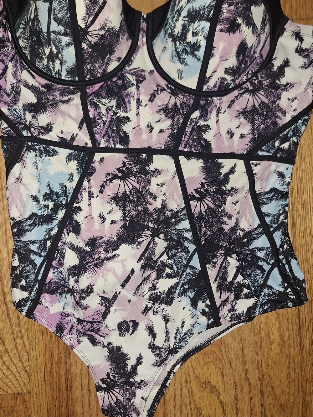 Torrid 4 D/DD Swimsuit Slim Fit One Piece Underwire Palm Plus Size - Picture 3 of 7